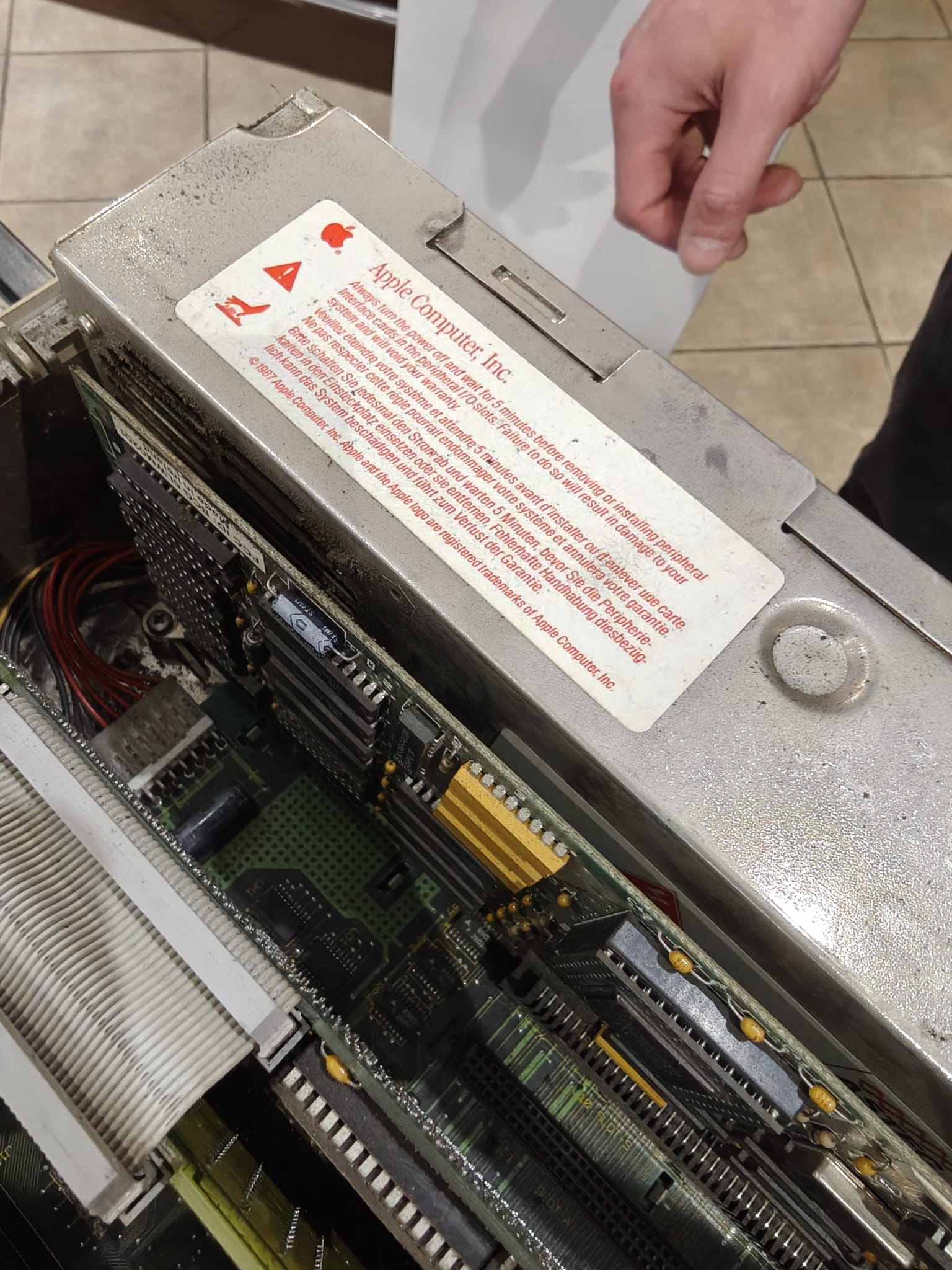 Bloc d’alimentation d’un Macintosh compact avec sticker rouge Apple Computer Inc. visible