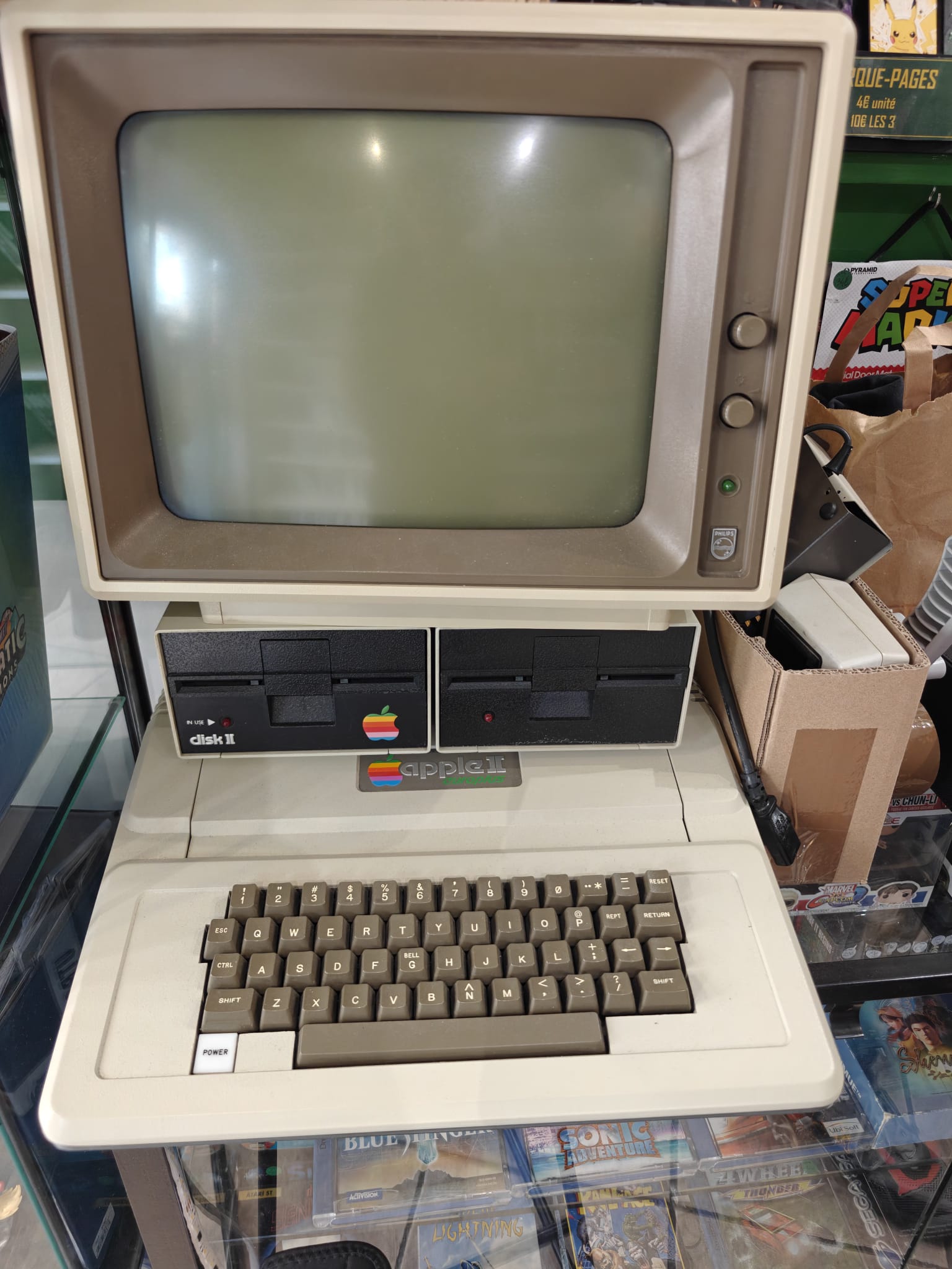 Apple II avec deux lecteurs Disk II et moniteur Philips, exposé chez Dynamite Games Pontoise