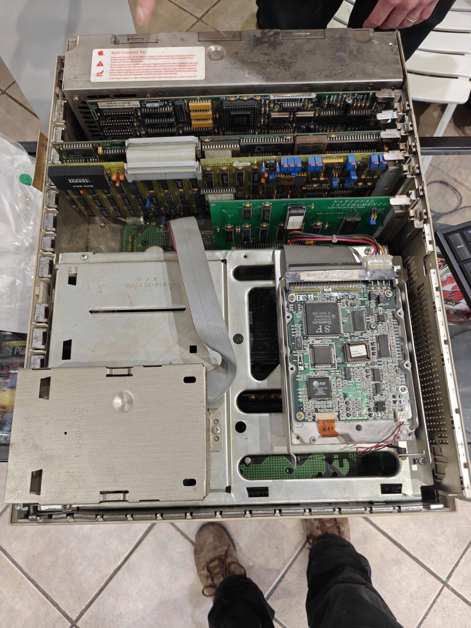 Carte mère et lecteur de disquette d’un Macintosh compact, démontage en cours