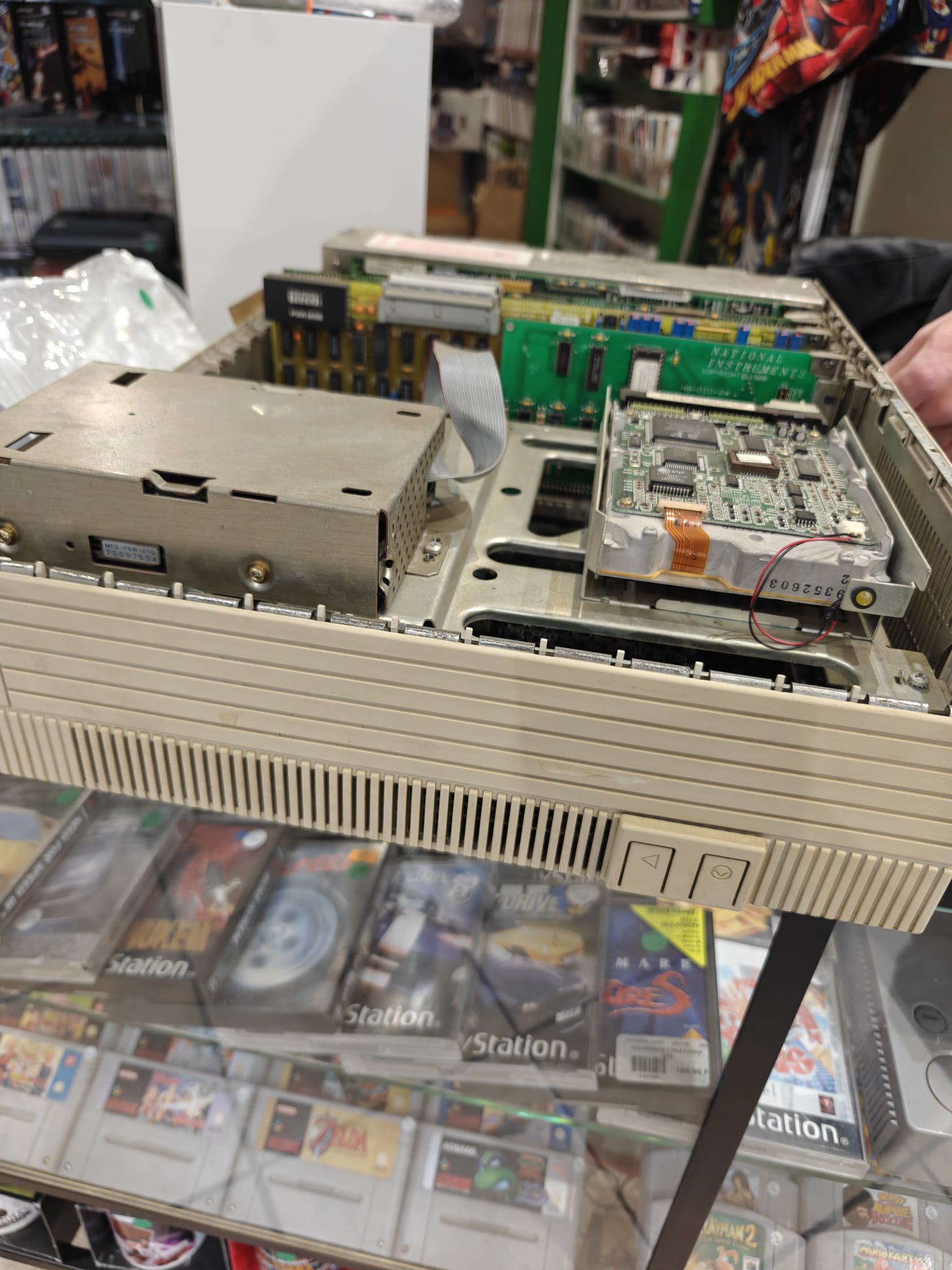 Macintosh compact ouvert, vue de la carte mère, lecteur de disquette et alimentation