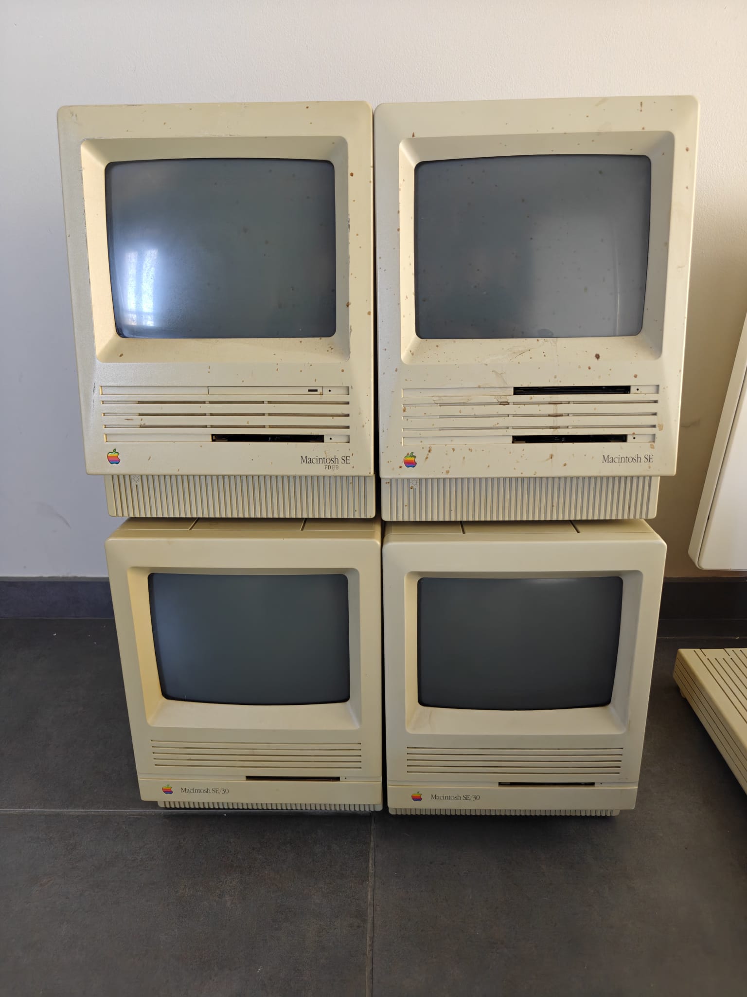 Quatre Macintosh compacts empilés : deux Macintosh SE et deux Macintosh SE/30